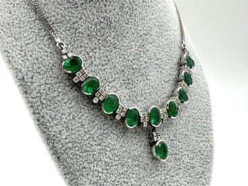 Halsketting - 18 karaat Witgoud - 5.50ct. tw. Smaragd -, Nieuw