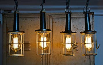 Lampe à suspendre - Quatre lampes industrielles en bakélite