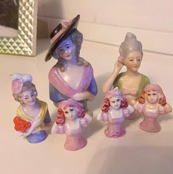 Beeldje - Porcelain half-dolls and small female busts (13) -