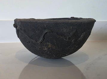 Zeer oud zwartgeblakerd aardewerk schaaltje, door Jac