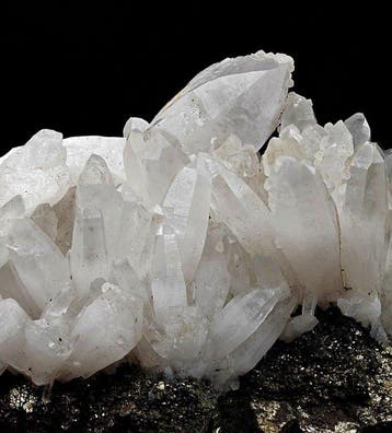 Kwarts en calciet op goudkleurige pyriet, roze
