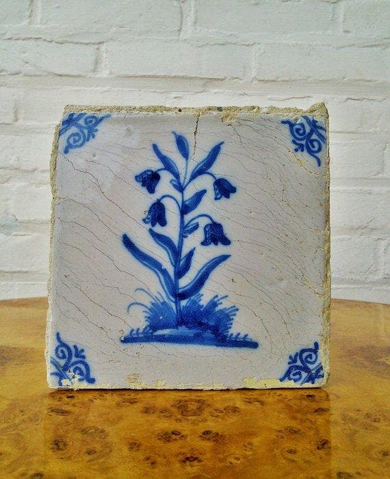 Tegel - Kievitsbloem (Fritillaria) met 4 bloemen - 1600-1650, Antiek en Kunst, Antiek | Glaswerk en Kristal