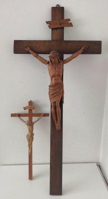 Snijwerk, Großes Holzkreuz mit gekreuzigten Jesus + kleines