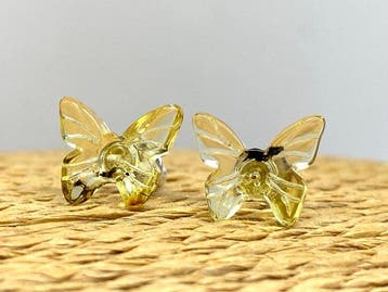Vol de conte de fées : Boucles doreilles papillon en ambre
