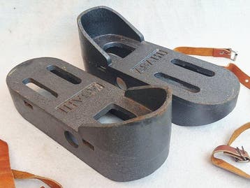 Objets maritimes (2) - Asahi - Métal- bottes de plongée