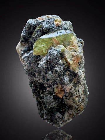 Titanite ongelooflijk, perfect afgewerkt met een topkleur.