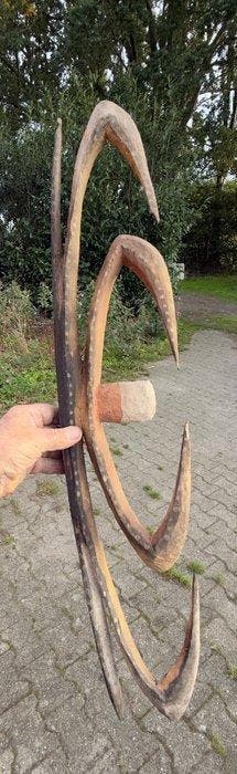 Een heilige Garra-haakfiguur die als talisman wordt gebruikt