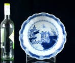 Un rare et grand bol chinois moulé bleu et blanc, en forme