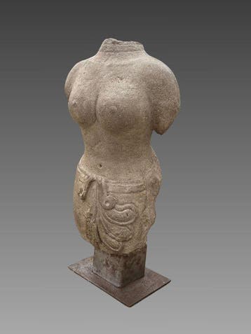 Oud-Khmer Steengoed Buste van een Khmer vrouwelijke godin,