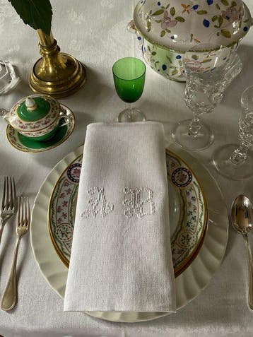 6 handgeborduurde linnen servetten uit de vroege twintigste