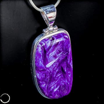 Bijzondere hanger van hoogwaardige charoit 51,85ct- 10.37 g