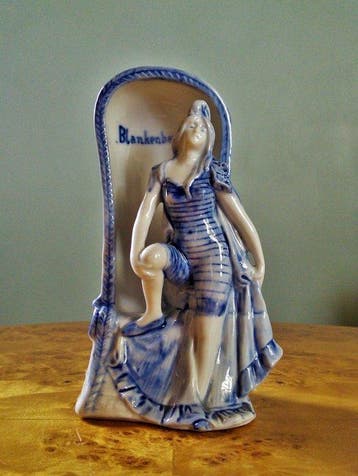 Sculpture, Art Nouveau baigneuse in badpak die zich omkleedt
