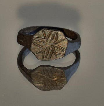 Middeleeuwen, kruisvaardersperiode Ring met bloemige zon,