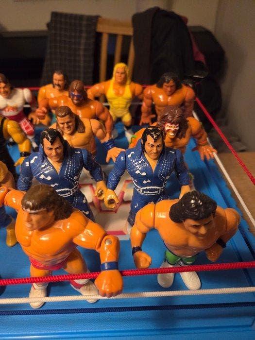13 WWF wrestlers and 1 WWF Wrestling ring - Speelgoed, Antiek en Kunst, Antiek | Overige Antiek