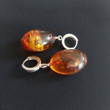 Zonder reserve. Oorbellen van Baltische amber en zilver 925.