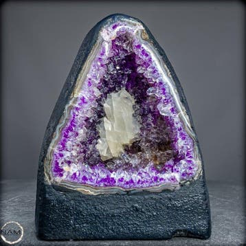 Natuurlijke amethist-kristalkathedraal met calcietkristal