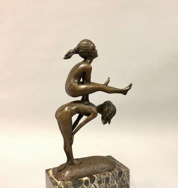 Sculpture, Kinderen spelen haasje over - 30 cm - Bronze