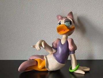Disney - Beeld, Daisy Duck Sun Tanning - 37 cm - Polyester, Nieuw
