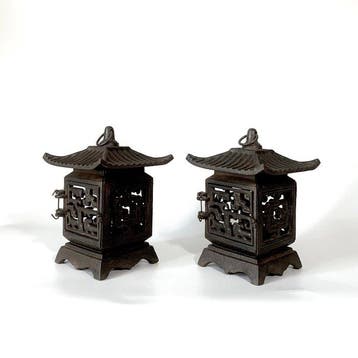Nanbu Iwachu () - Lamp (2) - Gietijzer - Pagoda Openwork