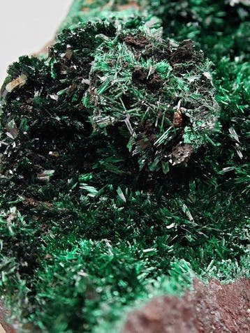 Groene brochantietnaaldjes, Marokko Kristallen op matrix -