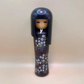 Poupée kokeshi « Yayoi - Flower Series » par Seifu Gono –