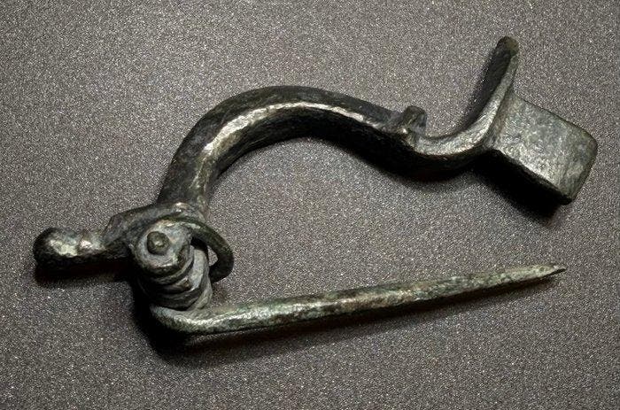 Oud-Romeins Brons Onbeschadigd, mooie subtype van een Bow, Antiek en Kunst, Antiek | Overige Antiek