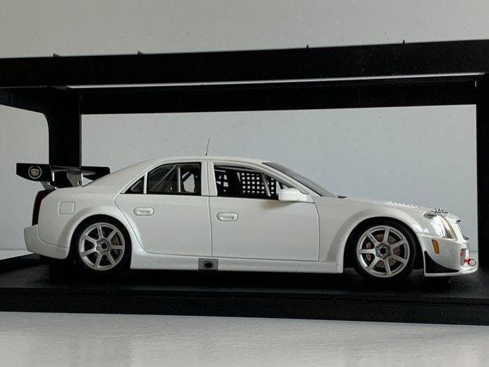 Autoart 1:18 - Model raceauto - Cadillac CTS-V Plain Body, Hobby en Vrije tijd, Modelauto's | 1:5 tot 1:12