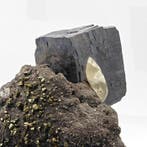 Museaal, galena geminata met vergulde calcopyriet en calciet