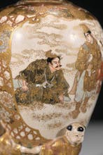 Vase - Un vase Satsuma à forme balustre avec des scènes de