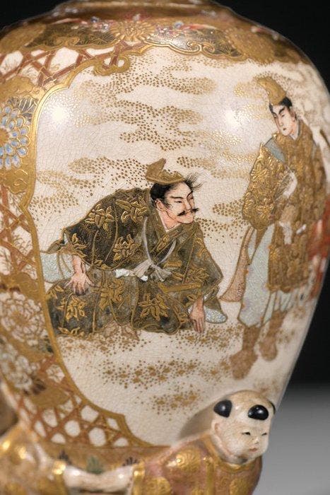 Vase - Un vase Satsuma à forme balustre avec des scènes de, Antiek en Kunst, Antiek | Overige Antiek