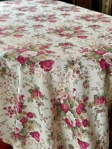 Tafelkleed met bloemenprint, ruime tafels. Klassieke décor.