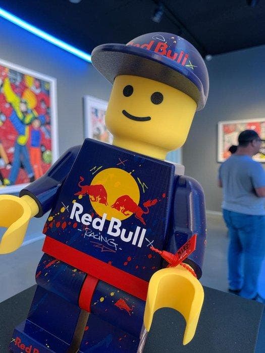 WASE - Speelgoed figuur RED BULL FIGURINE 45 cm #13/25 -, Antiek en Kunst, Kunst | Designobjecten