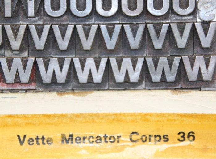 Drukblokken - een letterbak gevuld met een volledig alfabet, Antiquités & Art, Antiquités | Assiettes décoratives & Carrelages