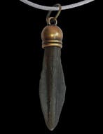 Scythe Pendentif en forme de pointe de flèche. Bon état.