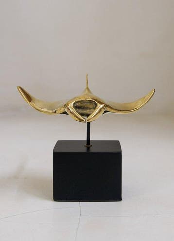Sculpture, NO RESERVE PRICE - Sculpture Manta Ray on a Base