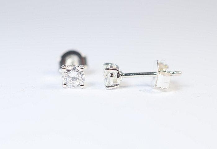 moissaniet 2 oorstekers / nieuw- 0.76 g - (2), Verzamelen, Mineralen en Fossielen