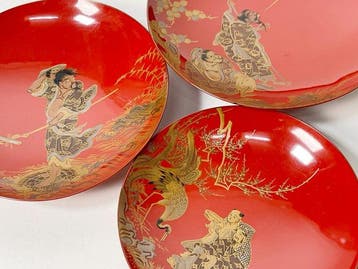 Beker (3) - Hout, Sakazuki  met takamaki-e afgebeeld in