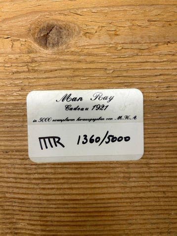 Man Ray (1890-1976) - sculptuur, Cadeau - 17 cm - IJzer