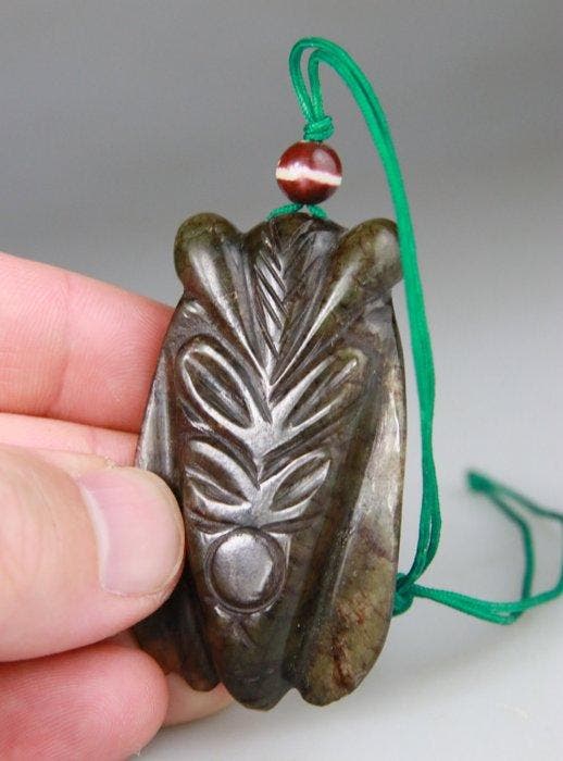 Hanger met Chinese plaquette - Cicade-sculptuur -, Antiek en Kunst, Antiek | Overige Antiek