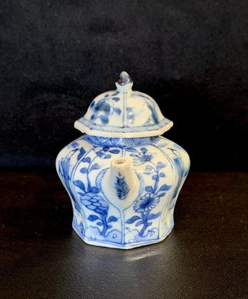 Théière, dame et garçon - Porcelaine - Chine - Kangxi