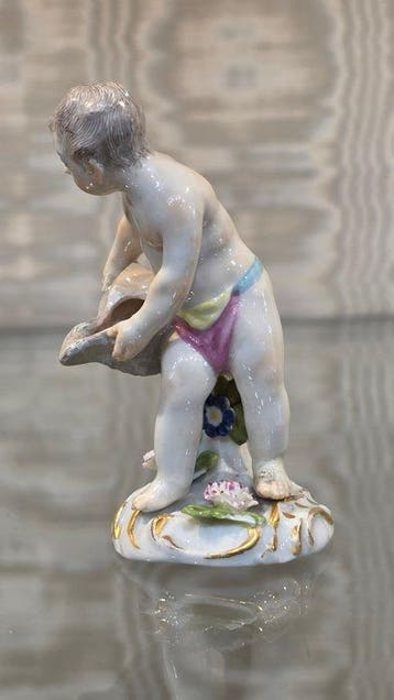 Meissen - Beeldje, putto con conchiglia in mano - 8.5 cm -