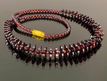Royal Cherry Clover – Baltisch amber-halsketting met