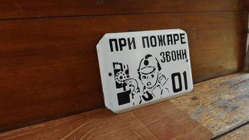 Origineel bord uit de USSR - Vintage Soviet Enamel Fire