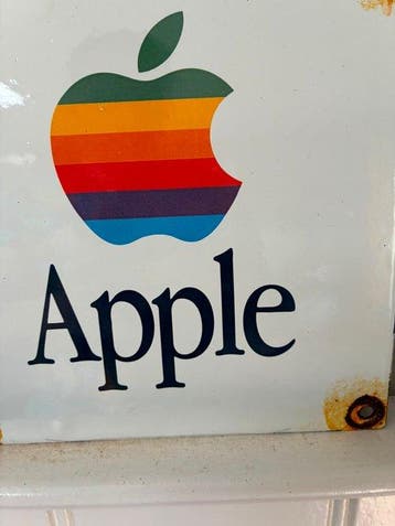 Apple emaille reclamebord – regenbooglogo – vintage computer