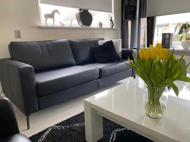 Leren 3-zits bank met stalen poten - zwart leer, Antiek en Kunst, Antiek | Meubels | Stoelen en Sofa's, Ophalen of Verzenden