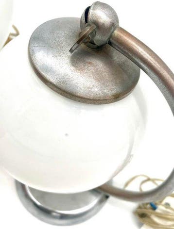 Coppia di lampade da tavolo in vetro opalino e metallo –