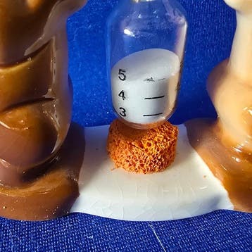 Goebel - Figurine - Goebel #E229 - Konijnen met zandloper /