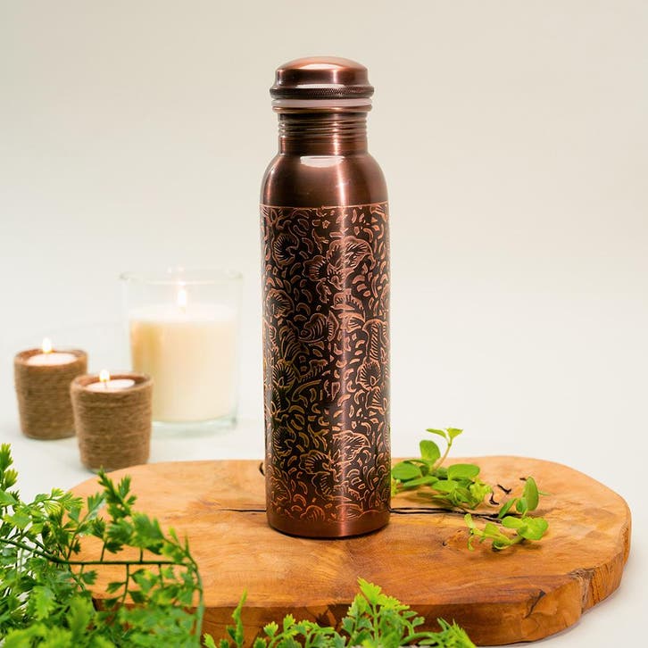 Puur Koperen Waterfles Bloemengravure Antique - 1 liter, Sports & Fitness, Produits de santé, Wellness & Bien-être, Enlèvement ou Envoi