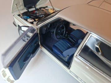Autoart 1:18 - Model sportwagen - BMW 323i (E21), Hobby en Vrije tijd, Nieuw
