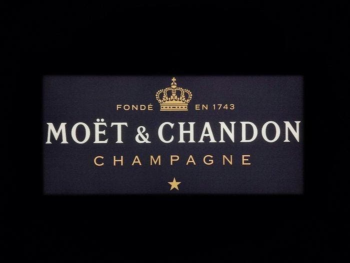 Lichtbord - Moët & Chandon - verlicht reclamebord - Plastic, Antiquités & Art, Antiquités | Assiettes décoratives & Carrelages